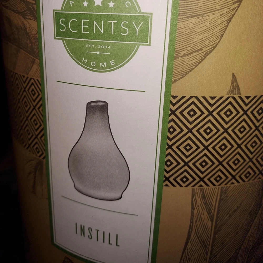 Scentsy diffuser & shade Instill